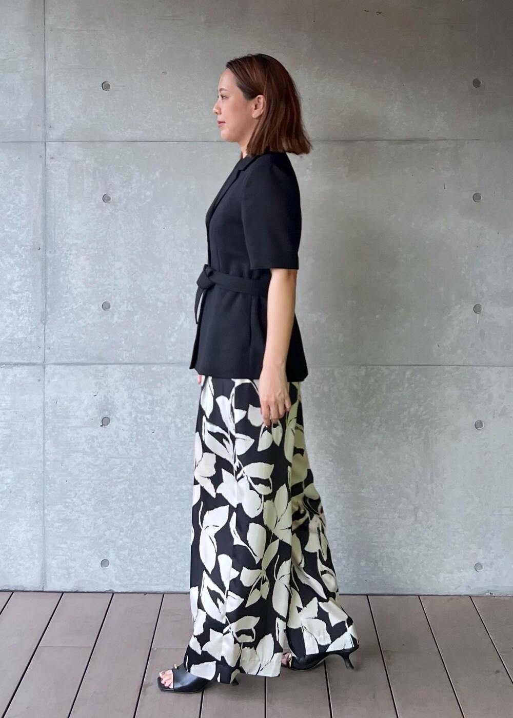 ブラック系のサンダル、ブラック系のテーラードジャケット、ブラック系のその他パンツを着用したレディースの夏コーディネートの2枚目の写真