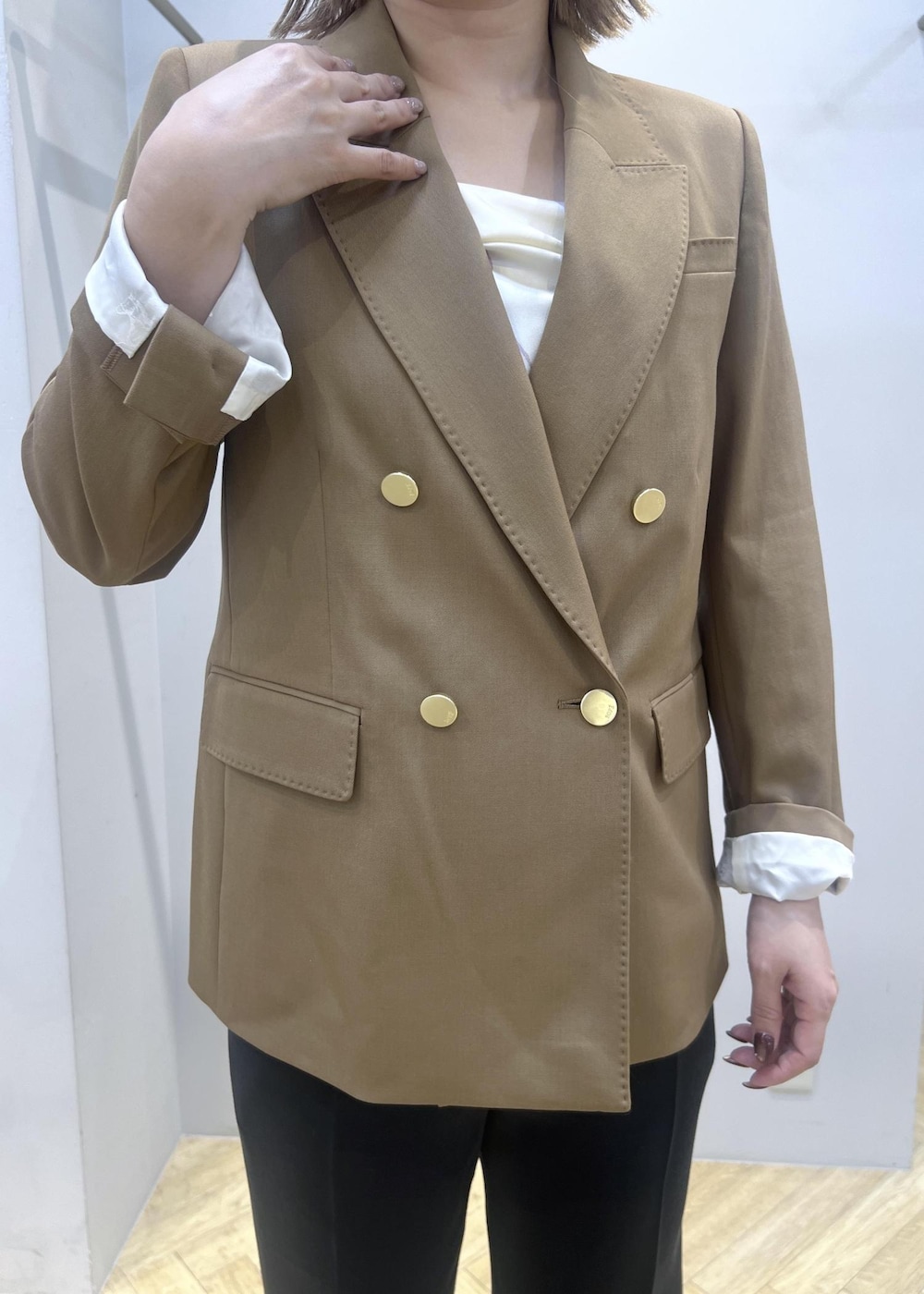 ブラック系のその他パンツ、イエロー系のテーラードジャケット、ホワイト系のバンダナ/スカーフを着用したレディースの秋コーディネートの4枚目の写真