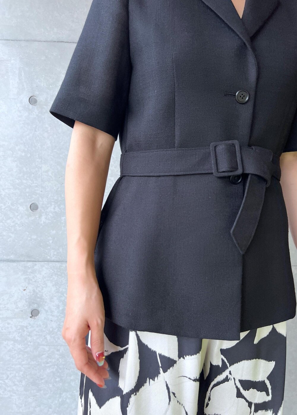 ブラック系のサンダル、ブラック系のテーラードジャケット、ブラック系のその他パンツを着用したレディースの夏コーディネートの5枚目の写真