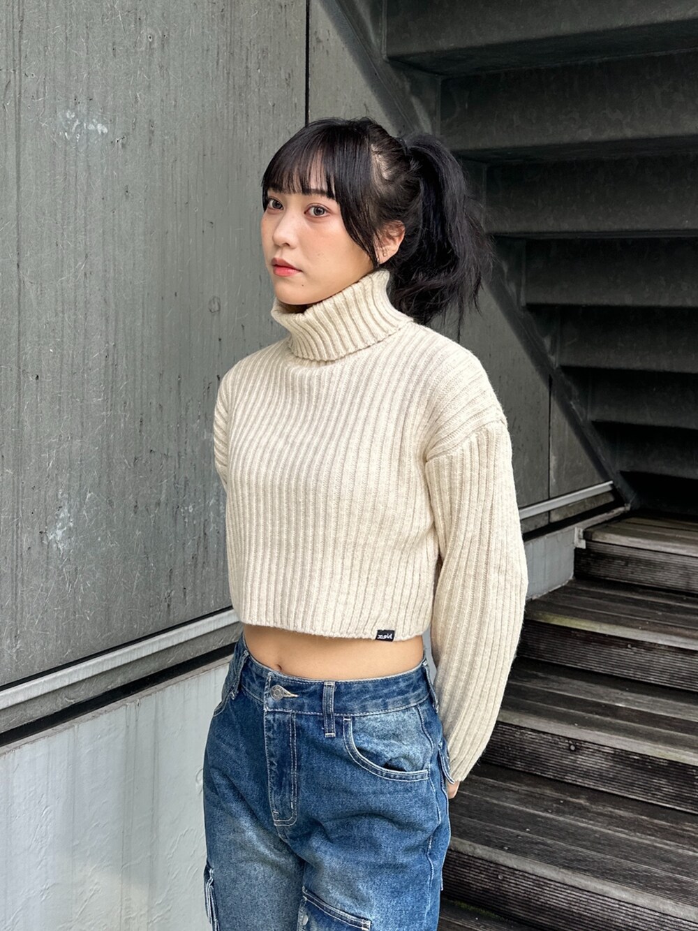 「ビッグシルエット、秋冬コーデ、秋服、パンツスタイル、大人カジュアル、デニム」｜「X-girlのTURTLENECK RIB KNIT TOP（ニット/セーター、ホワイト系）」を使った、amisaさん（レディース・159cm）の秋コーディネートの2枚目の写真