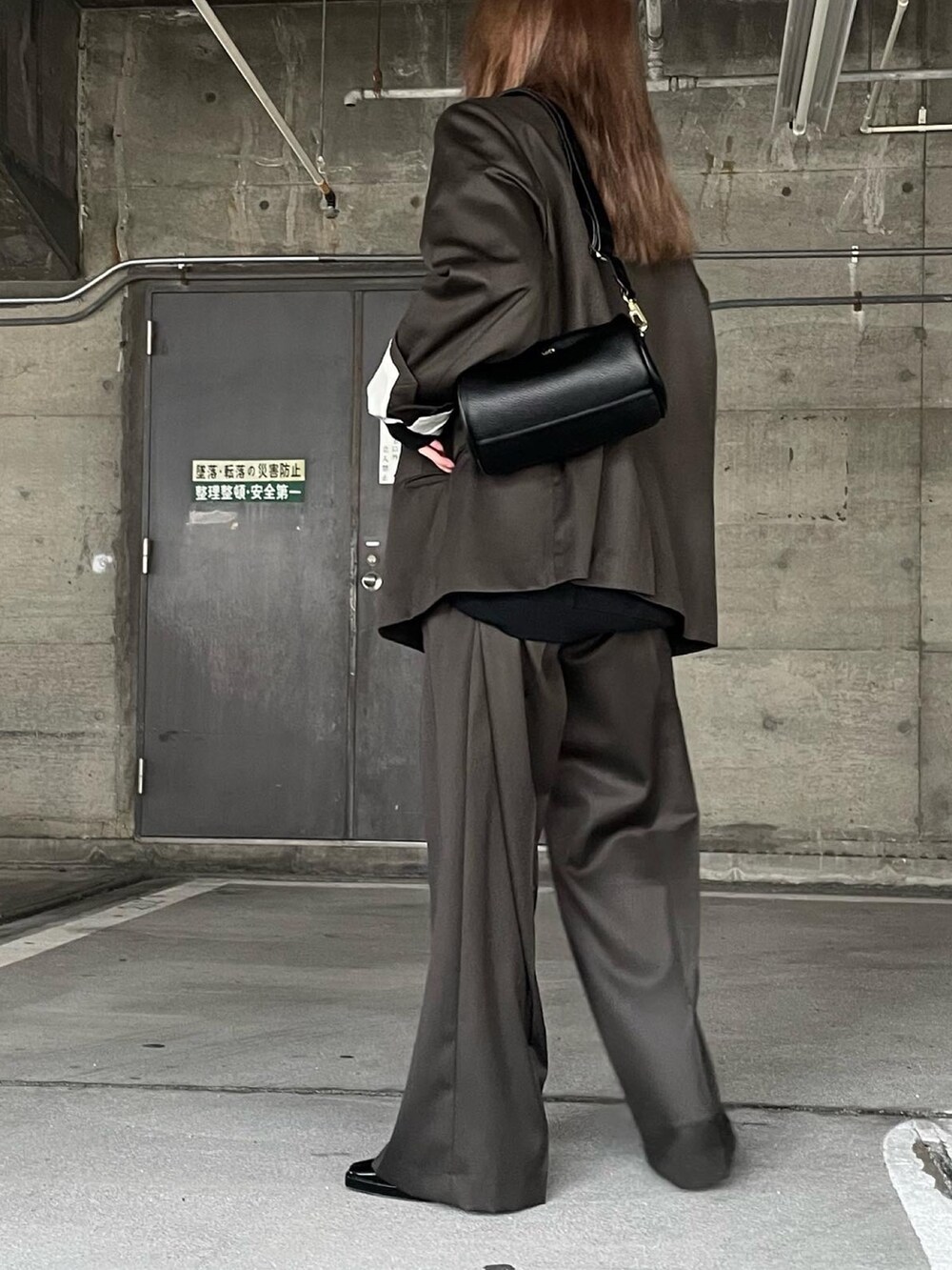 グリーン系のテーラードジャケット、グリーン系のその他パンツを着用したレディースの冬コーディネートの2枚目の写真