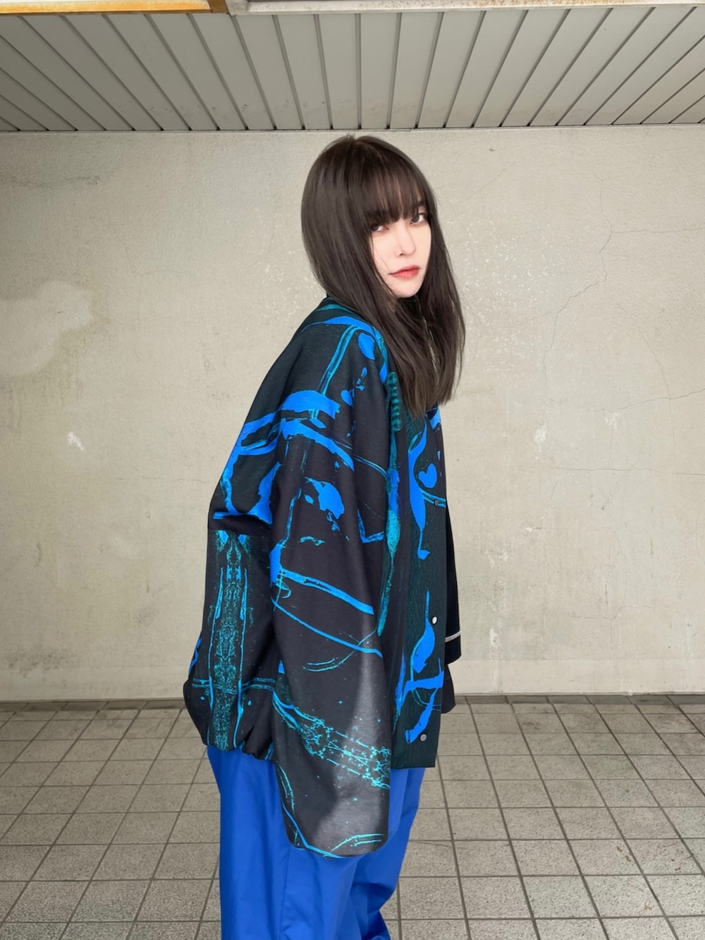 ブルー系のブルゾン、ブルー系のカーゴパンツを着用したレディースの春コーディネートの2枚目の写真