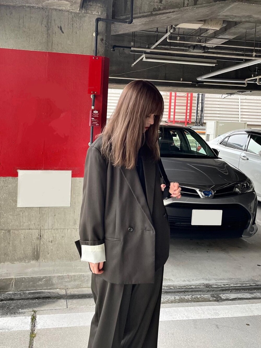 グリーン系のテーラードジャケット、グリーン系のその他パンツを着用したレディースの冬コーディネートの3枚目の写真