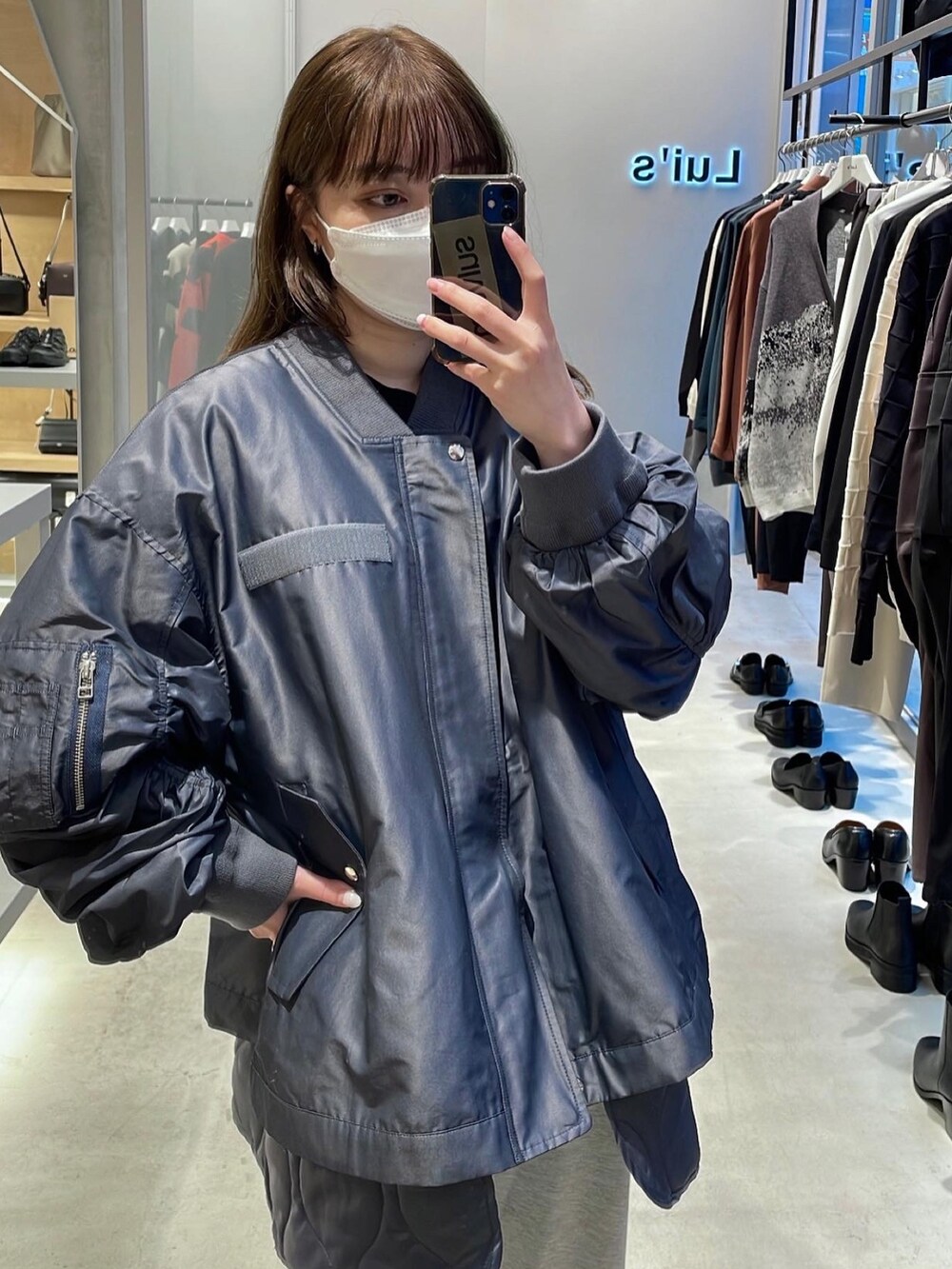 グレー系のMA-1を着用したレディースの秋コーディネートの2枚目の写真