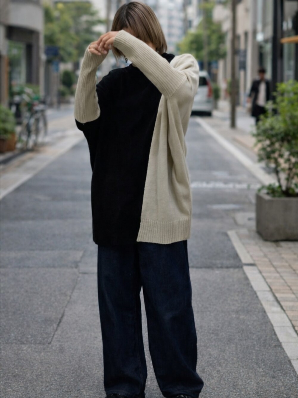 ブルー系のパンツ、ブラック系のニット/セーターを着用したレディースの冬コーディネートの2枚目の写真