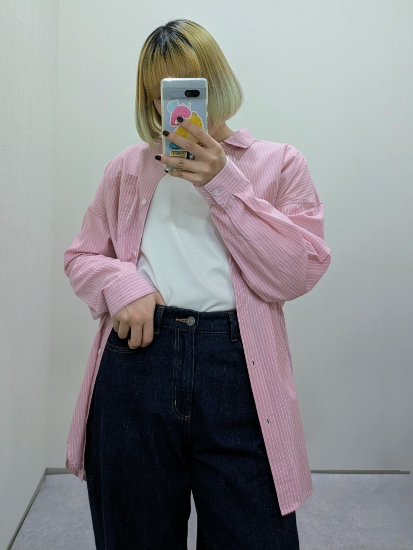 「レディースファッション、スタッフ、レギュラー、春コーデ、かわいい、20代、骨格ストレート、お出かけコーデ、デニムパンツ、25春イベントコーデ」｜「nissenのオーバーサイズブロードレギュラーシャツ（UVカット・イージーケア）＜大きいサイズ有＞（シャツ/ブラウス、ピンク系）」を使った、hiyoco21さん（骨格ストレート・レディース・155cm）の冬コーディネートの2枚目の写真