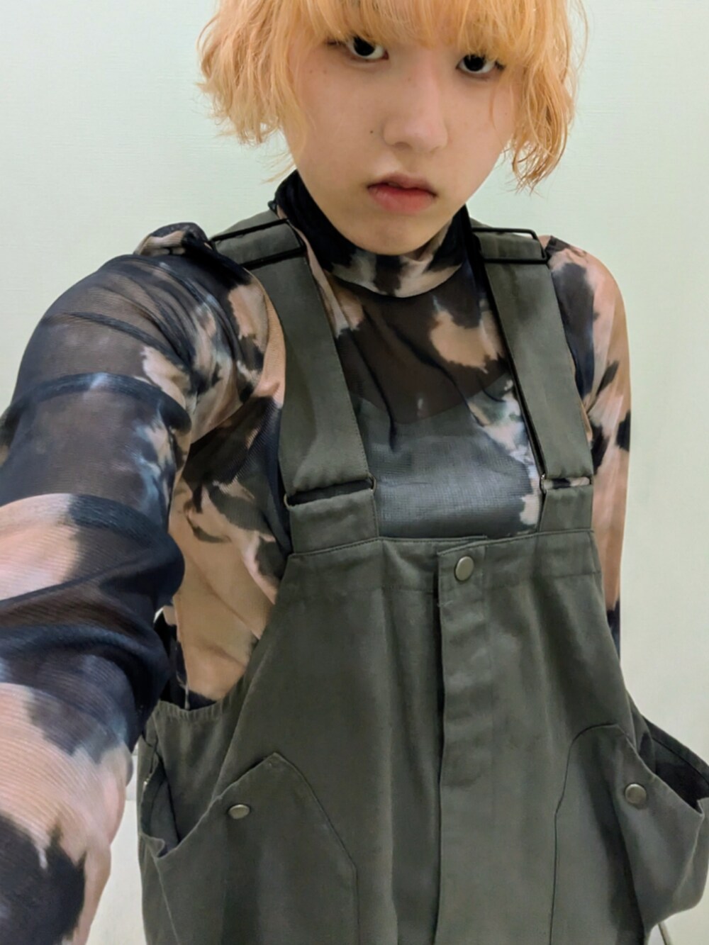 ブルー系のパンツ、グレー系のベスト、ブラウン系のワンピースを着用したレディースの夏コーディネートの2枚目の写真