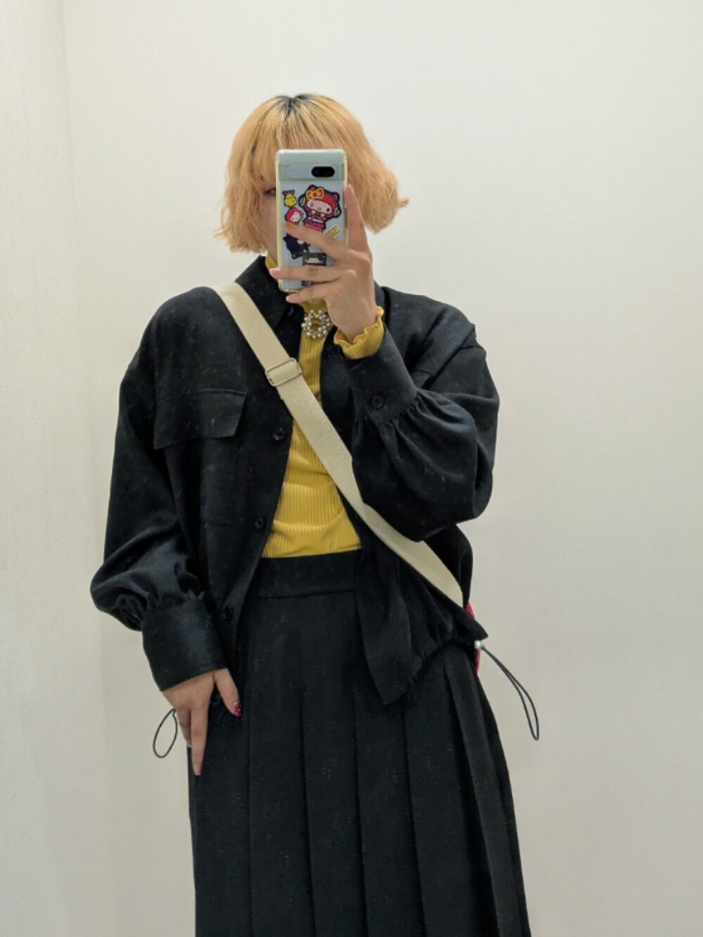 ホワイト系のTシャツ/カットソー、グレー系のスカート、グレー系のシャツ/ブラウスを着用したレディースの夏コーディネートの2枚目の写真