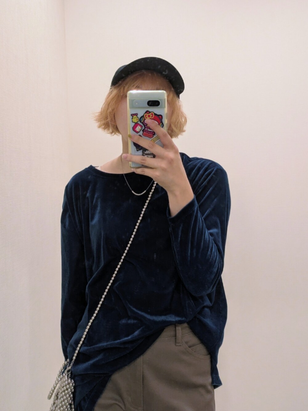 ブルー系のTシャツ/カットソー、ブラウン系のパンツを着用したレディースの夏コーディネートの2枚目の写真