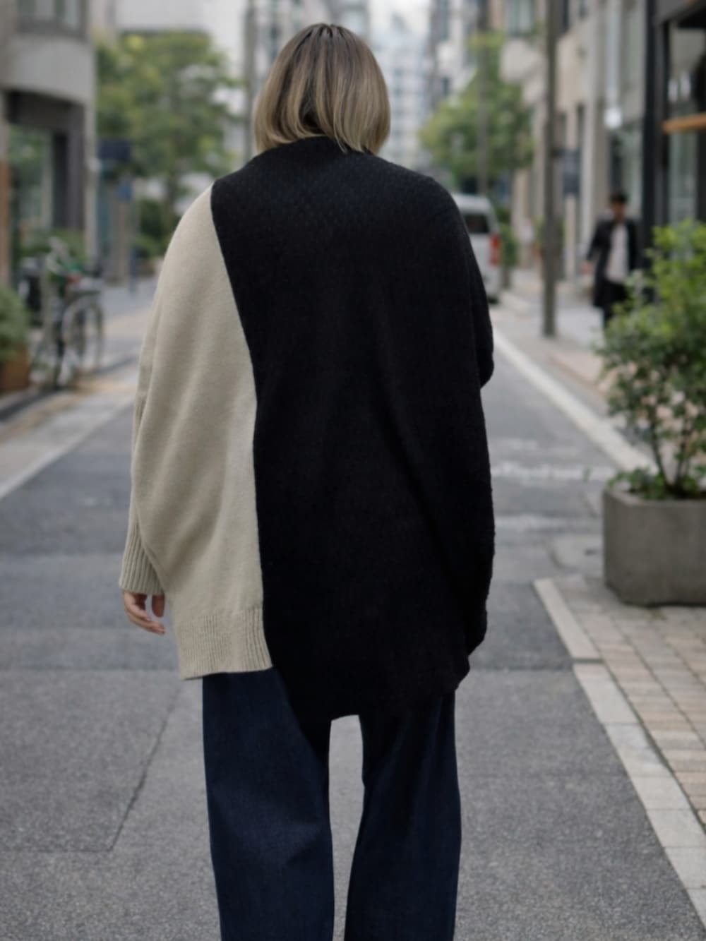 ブルー系のパンツ、ブラック系のニット/セーターを着用したレディースの冬コーディネートの3枚目の写真