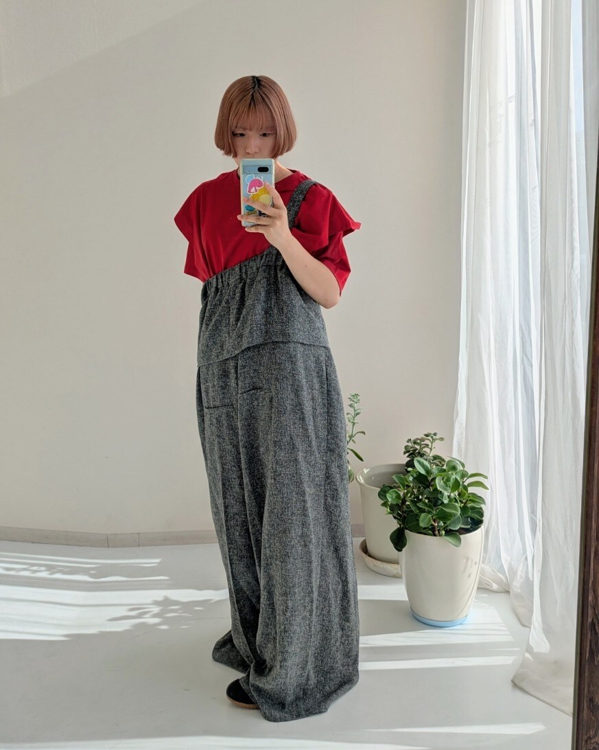 レッド系のTシャツ/カットソー、グレー系のつなぎ/オールインワンを着用したレディースの春コーディネートの2枚目の写真