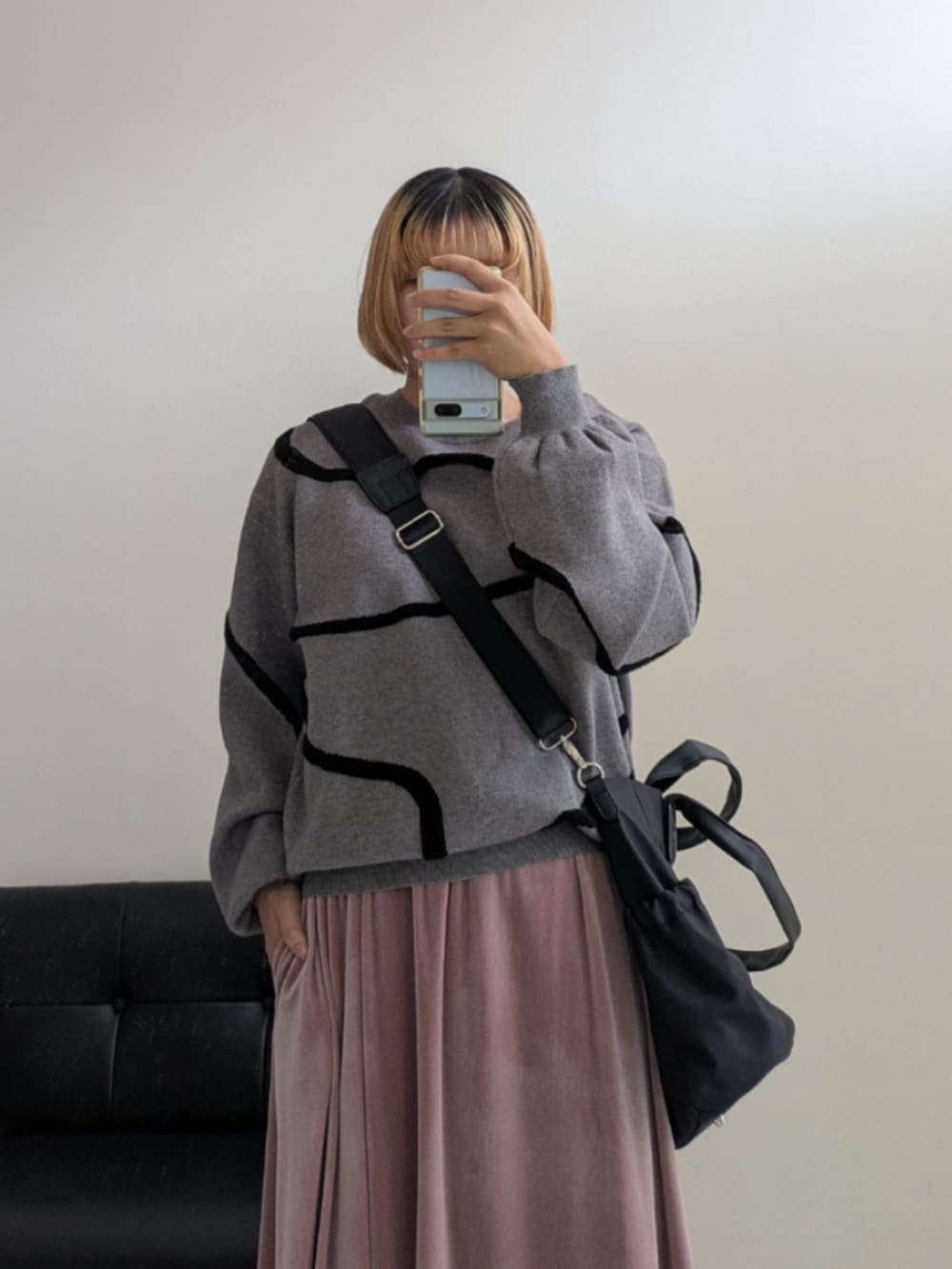 ブラック系のトートバッグ、ピンク系のワンピース、グレー系のスラックスを着用したレディースの秋コーディネートの2枚目の写真