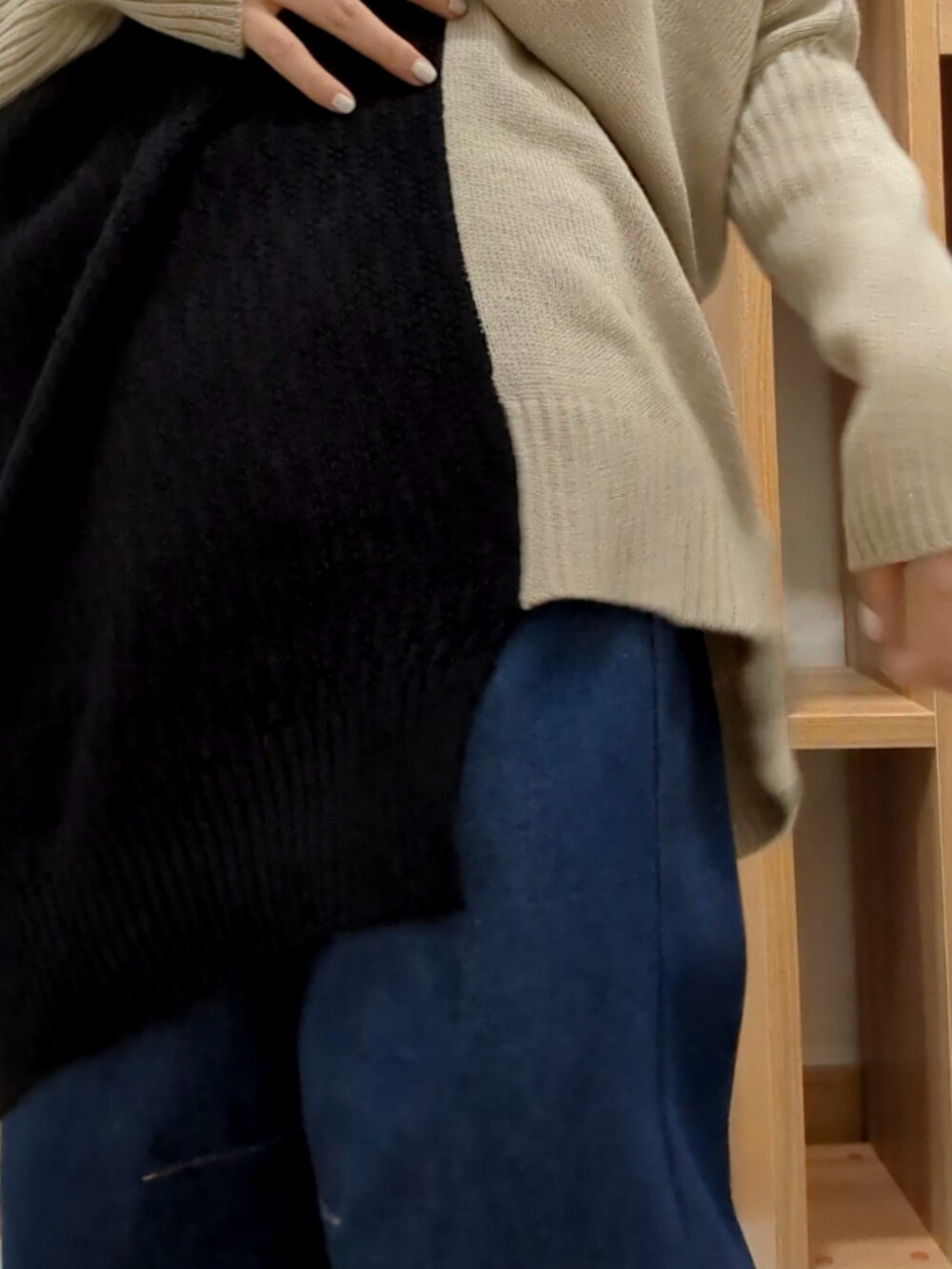 ブルー系のパンツ、ブラック系のニット/セーターを着用したレディースの冬コーディネートの5枚目の写真