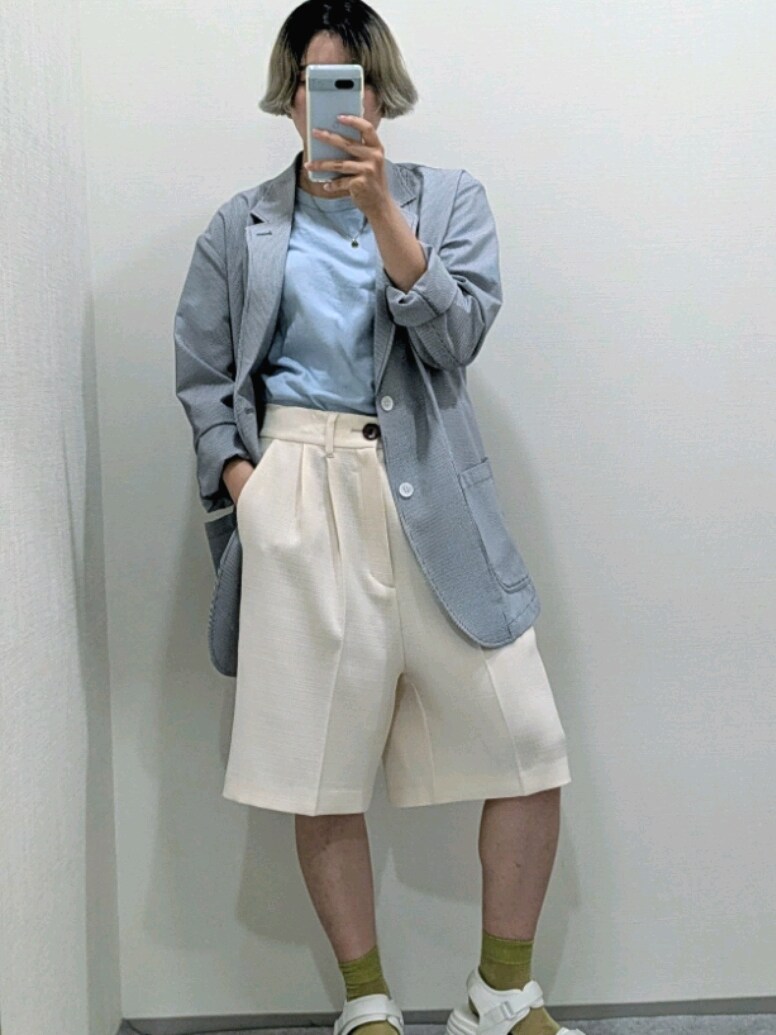 「レディースファッション、レギュラー、スタッフ、メンズアイテム、ハーフパンツ、休日スタイル」｜「nissenの吸汗速乾ストレッチシアサッカーテーラードジャケット（セットアップ可能）（ジャケット/アウター、グレー系）」を使った、hiyoco21さん（レディース・155cm）の夏コーディネートの2枚目の写真
