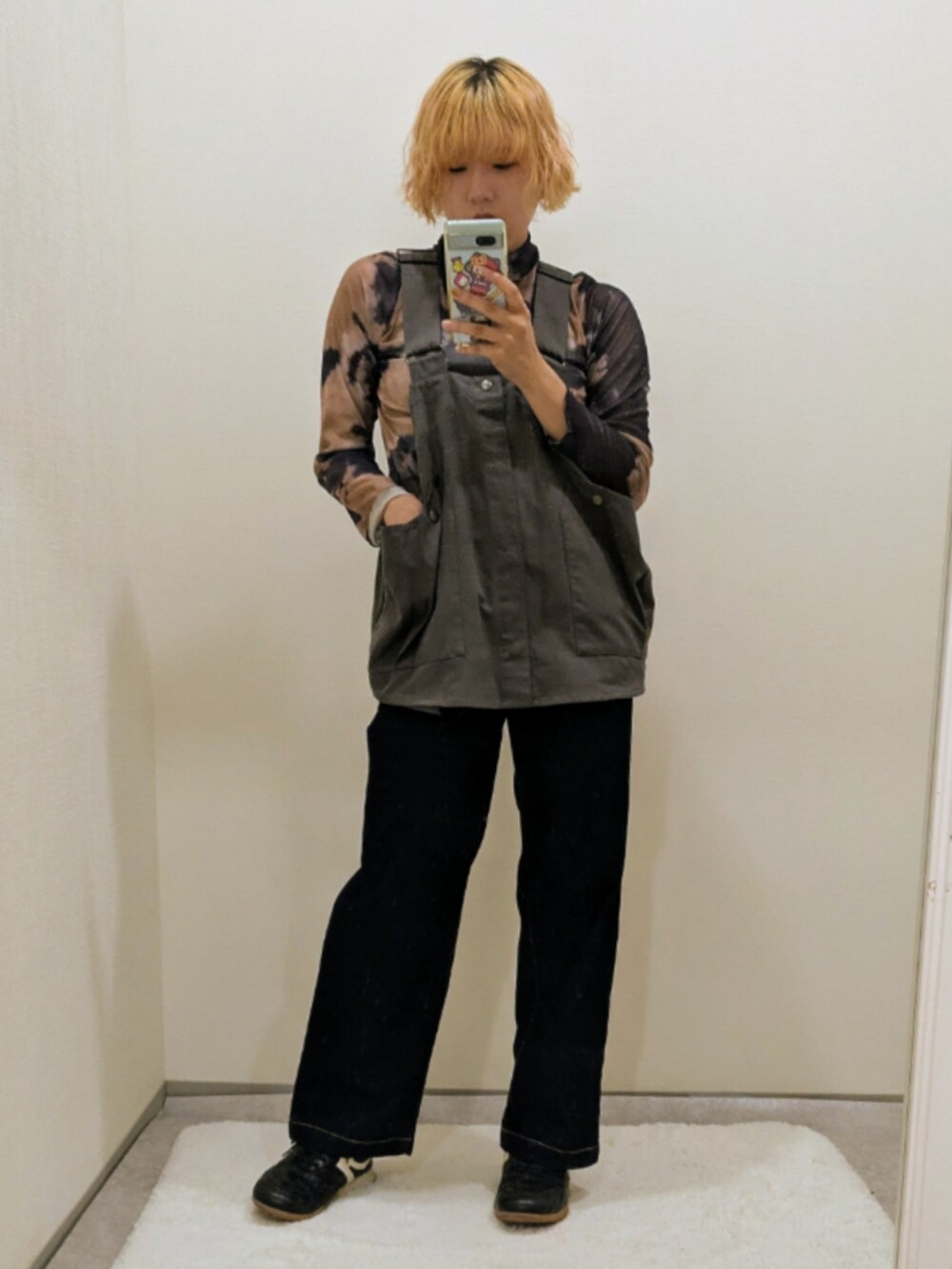 ブルー系のパンツ、グレー系のベスト、ブラウン系のワンピースを着用したレディースの夏コーディネートの3枚目の写真