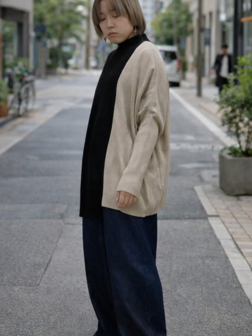 ブルー系のパンツ、ブラック系のニット/セーターを着用したレディースの冬コーディネートの4枚目の写真