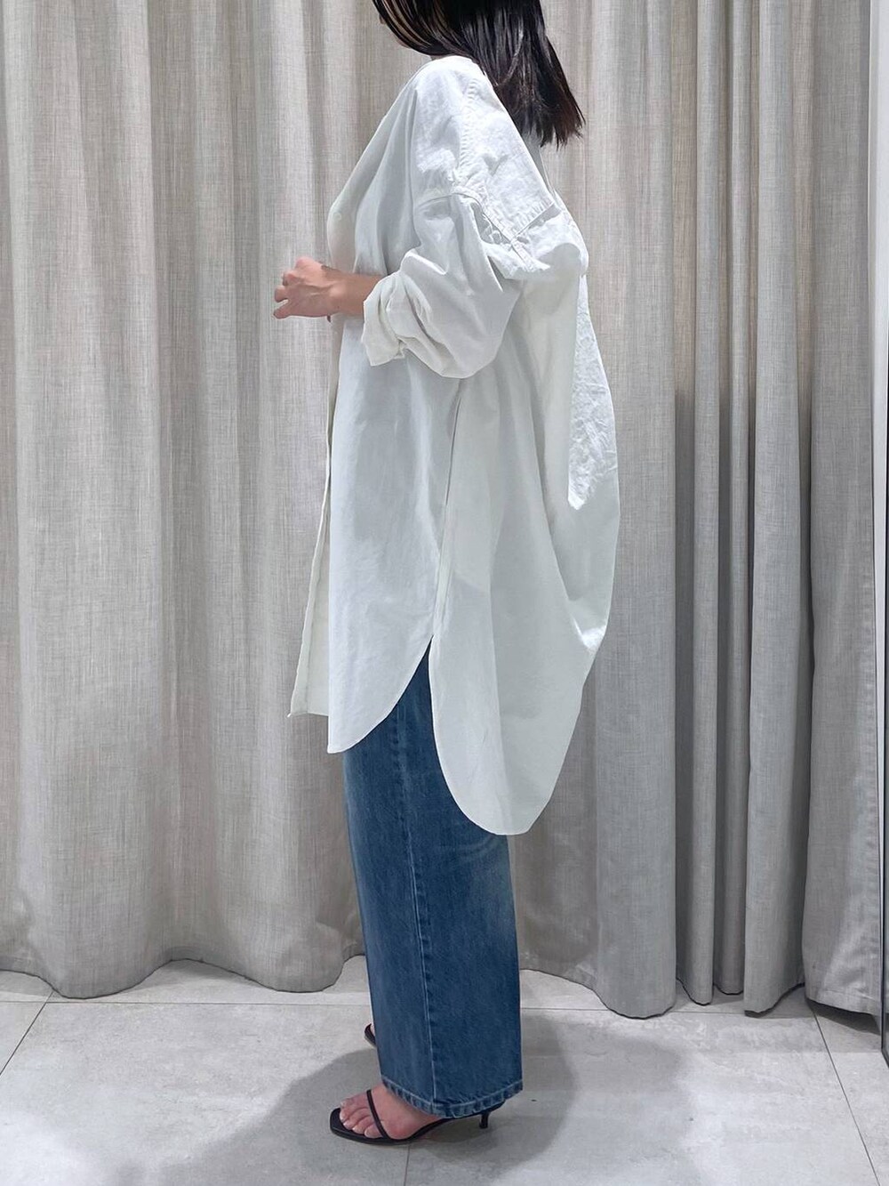 「カジュアル、高身長、ラフ、BABYLONE、シャツ、シャツワンピース、ワンピース、ハンサム、デニムパンツ、春コーデ、きれいめカジュアル」｜「BABYLONEの【Blue orb】Crossbody BAG（ショルダーバッグ、ブラック系）」を使った、babylonemizuhoさん（レディース・166cm）の春コーディネートの8枚目の写真