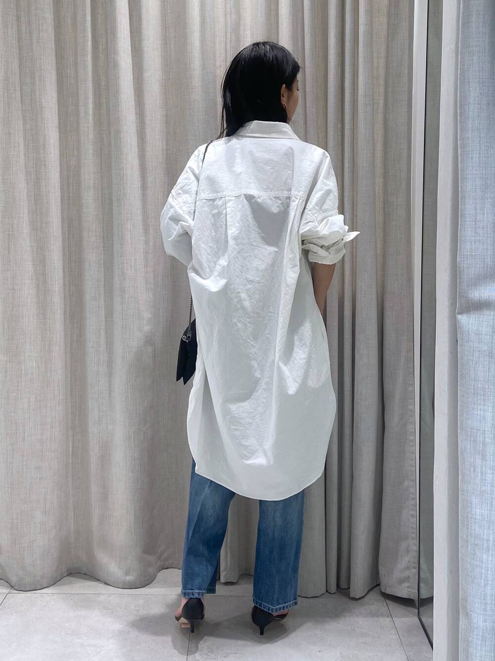 「カジュアル、高身長、ラフ、BABYLONE、シャツ、シャツワンピース、ワンピース、ハンサム、デニムパンツ、春コーデ、きれいめカジュアル」｜「BABYLONEの【Blue orb】Crossbody BAG（ショルダーバッグ、ブラック系）」を使った、babylonemizuhoさん（レディース・166cm）の春コーディネートの3枚目の写真