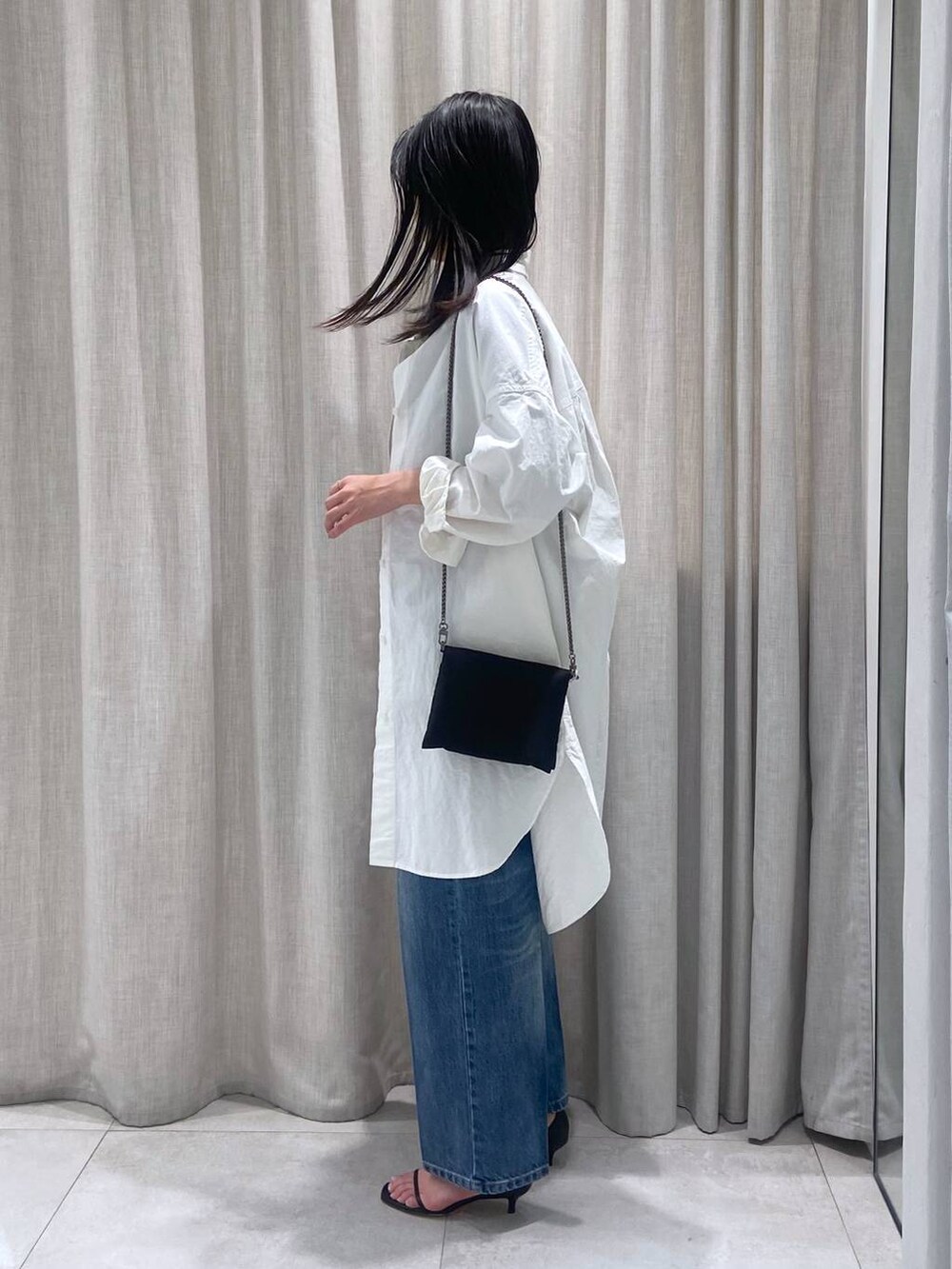 「カジュアル、高身長、ラフ、BABYLONE、シャツ、シャツワンピース、ワンピース、ハンサム、デニムパンツ、春コーデ、きれいめカジュアル」｜「BABYLONEの【Blue orb】Crossbody BAG（ショルダーバッグ、ブラック系）」を使った、babylonemizuhoさん（レディース・166cm）の春コーディネートの2枚目の写真