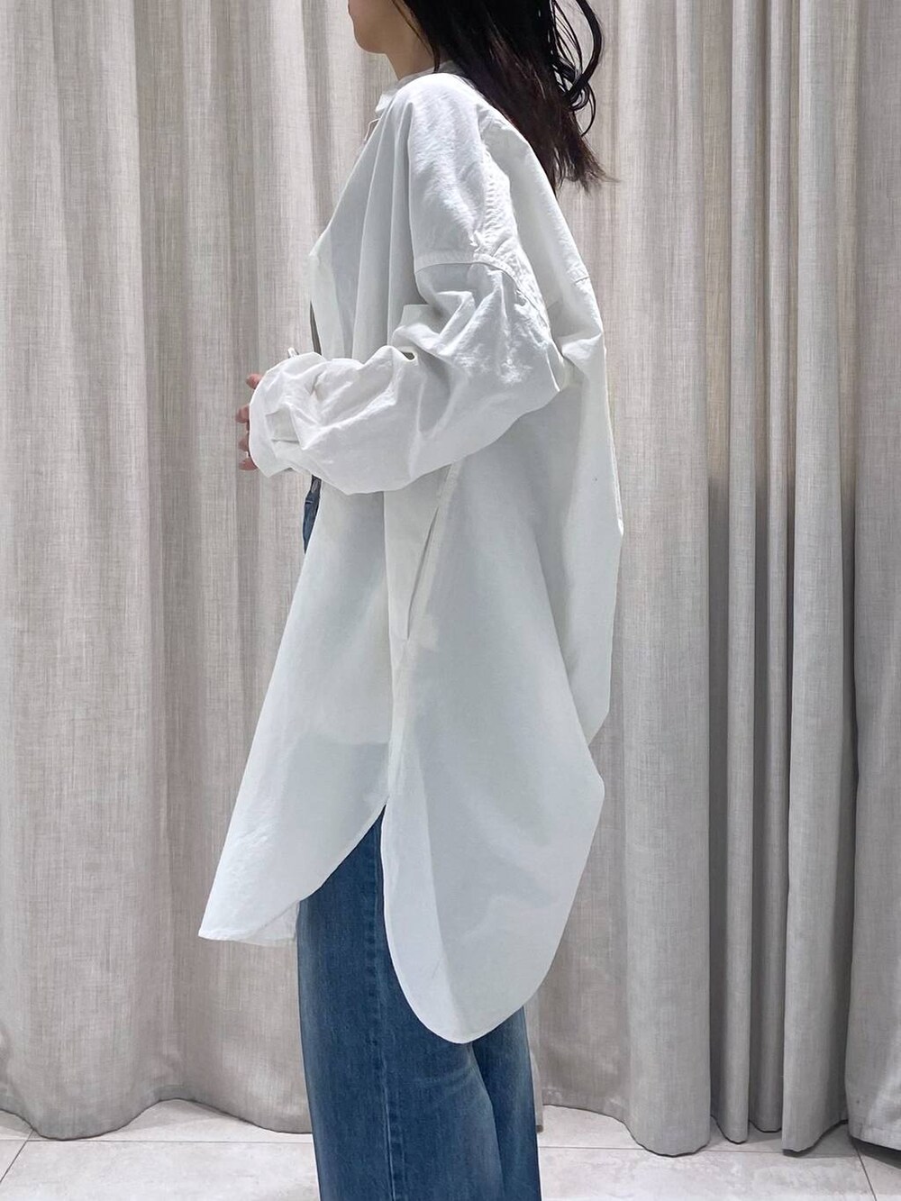 「カジュアル、高身長、ラフ、BABYLONE、シャツ、シャツワンピース、ワンピース、ハンサム、デニムパンツ、春コーデ、きれいめカジュアル」｜「BABYLONEの【Blue orb】Crossbody BAG（ショルダーバッグ、ブラック系）」を使った、babylonemizuhoさん（レディース・166cm）の春コーディネートの5枚目の写真