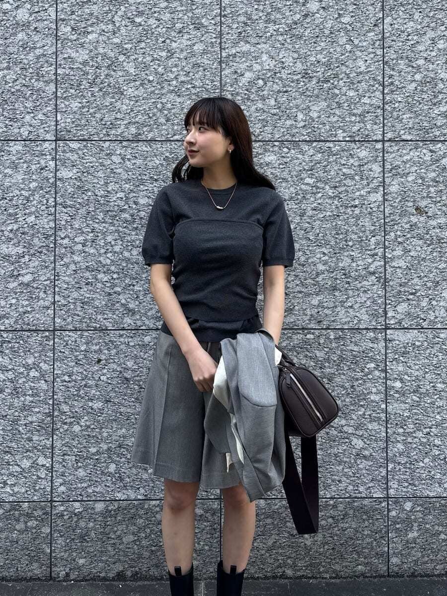 グレー系のテーラードジャケット、グレー系のその他パンツ、グレー系のニット/セーターを着用したレディースの春コーディネートの5枚目の写真