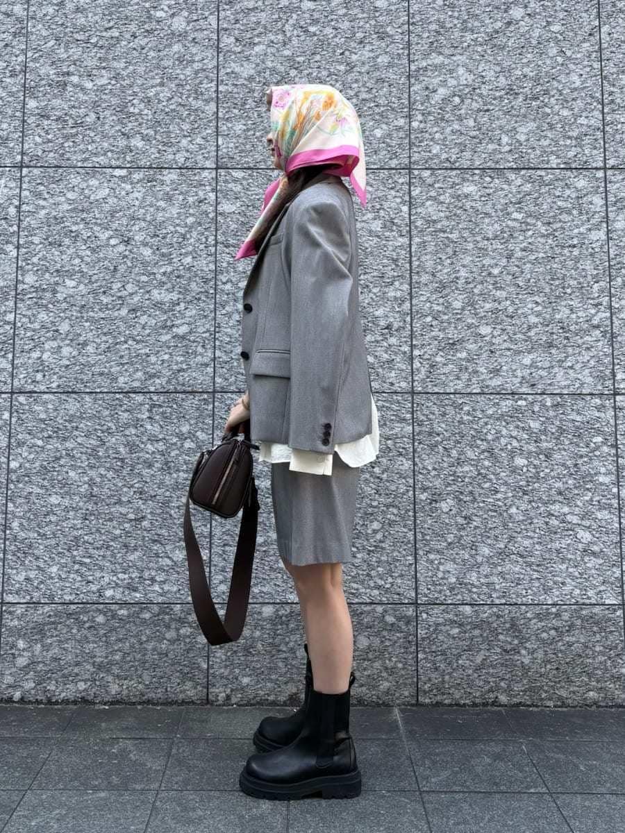 グレー系のテーラードジャケット、グレー系のその他パンツ、グレー系のニット/セーターを着用したレディースの春コーディネートの2枚目の写真