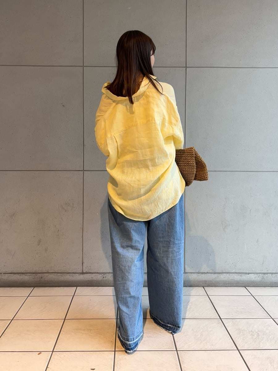 「商品紹介、シャツブラウス、デニムパンツ、リネン、休日、BBQ、大人カジュアル、女子会、ウォッシャブル、撥水、骨格ウェーブ」｜「Mila Owenの【USAGI ONLINE・ZOZO限定カラー】フレンチリネンオーバーサイズシャツ（シャツ/ブラウス、イエロー系）」を使った、Mila Owenさん（レディース・159cm）の春コーディネートの3枚目の写真