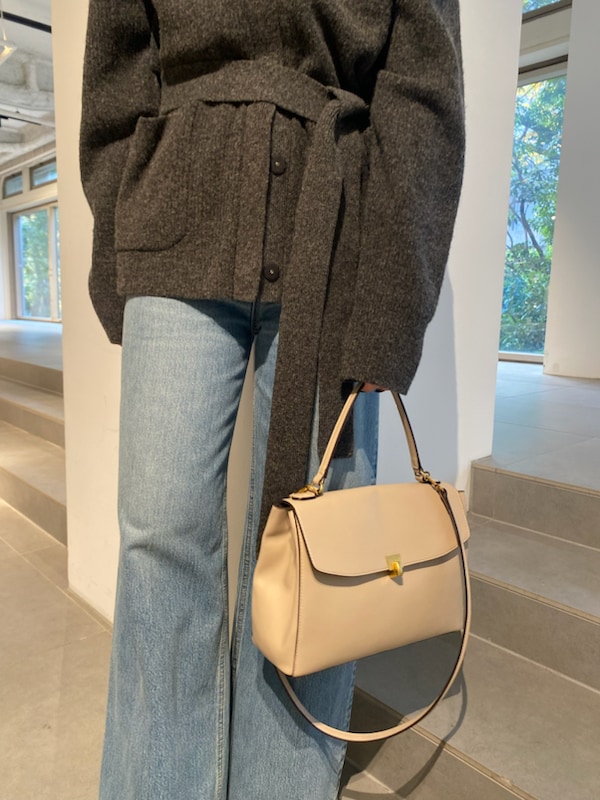 「デニムパンツ、セットアップ、カーディガン、ニット、高身長コーデ、デートコーデ、休日、大人カジュアル、女子会」｜「Mila OwenのニットカーディガンスカートSET（ワンピース、グレー系）」を使った、Mila Owenさん（レディース・163cm）の冬コーディネートの6枚目の写真