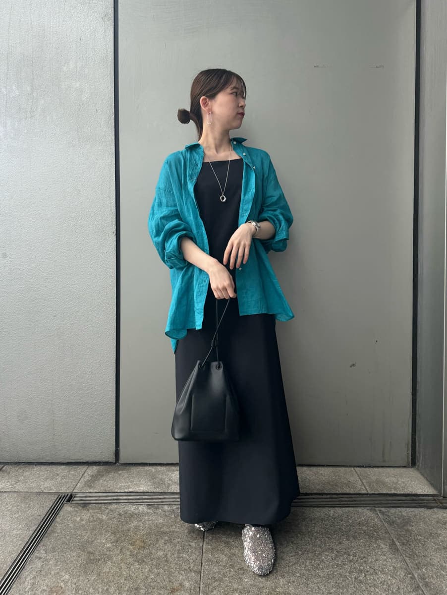 「キャミワンピース、リネン、低身長コーデ、大人カジュアル、ウォッシャブル、骨格ウェーブ」｜「Mila Owenの【USAGI ONLINE・ZOZO限定カラー】フレンチリネンオーバーサイズシャツ（シャツ/ブラウス、ブルー系）」を使った、Mila Owenさん（レディース・153cm）の春コーディネートの2枚目の写真