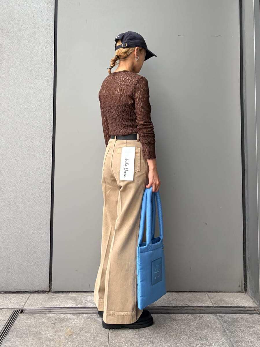 ベージュ系のデニムパンツ、ブラウン系のTシャツ/カットソー、ブルー系のトートバッグを着用したレディースの夏コーディネートの2枚目の写真