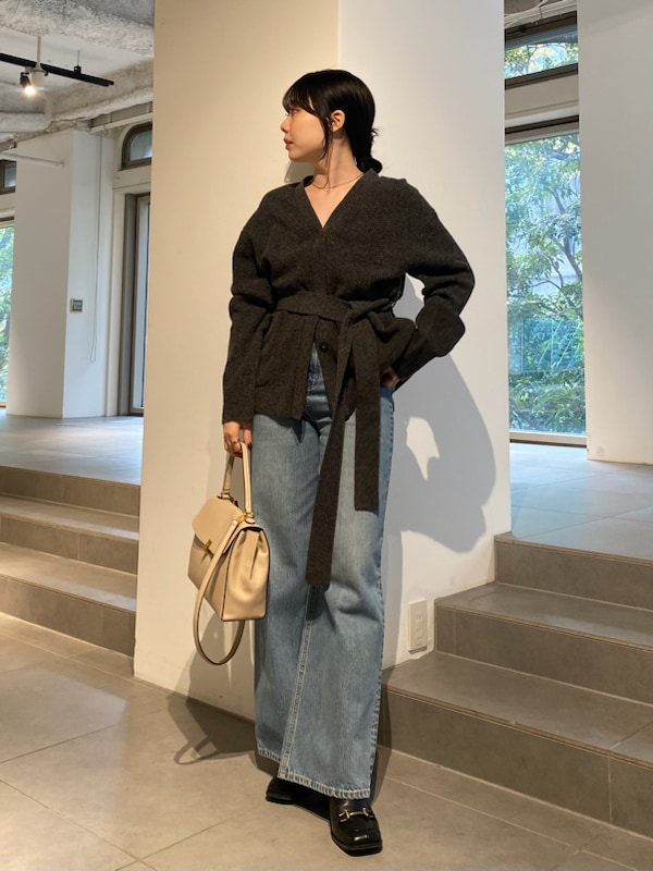 「デニムパンツ、セットアップ、カーディガン、ニット、高身長コーデ、デートコーデ、休日、大人カジュアル、女子会」｜「Mila OwenのニットカーディガンスカートSET（ワンピース、グレー系）」を使った、Mila Owenさん（レディース・163cm）の冬コーディネートの2枚目の写真