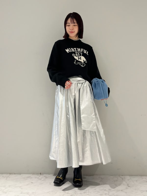 「ボリューム、ベルト、ガウンコート、ロングコート、商品紹介、フレアスカート、ニット、コート、高身長コーデ、デートコーデ、休日、大人カジュアル、女子会」｜「Mila Owenの【WEB限定00サイズ】リボンベルト付ウエストゴムギャザースカート（スカート、シルバー系）」を使った、Mila Owenさん（レディース・165cm）の冬コーディネートの4枚目の写真