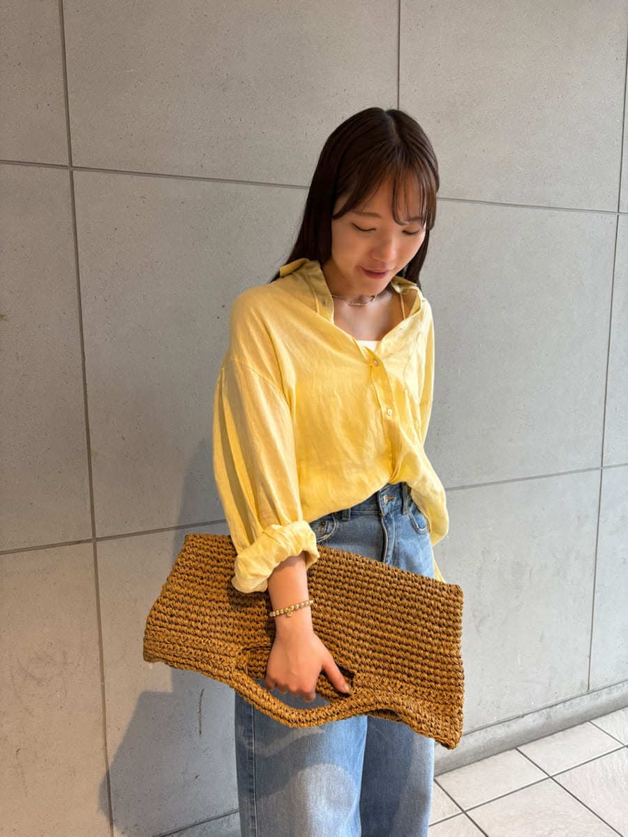 「商品紹介、シャツブラウス、デニムパンツ、リネン、休日、BBQ、大人カジュアル、女子会、ウォッシャブル、撥水、骨格ウェーブ」｜「Mila Owenの【USAGI ONLINE・ZOZO限定カラー】フレンチリネンオーバーサイズシャツ（シャツ/ブラウス、イエロー系）」を使った、Mila Owenさん（レディース・159cm）の春コーディネートの6枚目の写真