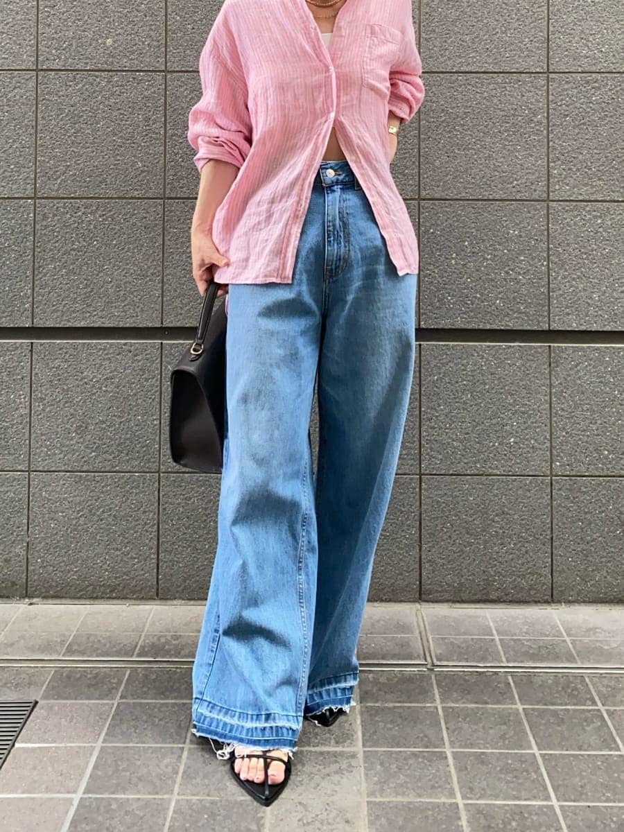 「シャツブラウス、ストレートパンツ、デニムパンツ、ワイドパンツ、デニム、リネン、高身長コーデ、デートコーデ、休日、BBQ、大人カジュアル、女子会、ウォッシャブル、骨格ナチュラル」｜「Mila Owenの【USAGI ONLINE・ZOZO限定カラー】フレンチリネンオーバーサイズシャツ（シャツ/ブラウス、ピンク系）」を使った、Mila Owenさん（レディース・158cm）の春コーディネートの2枚目の写真