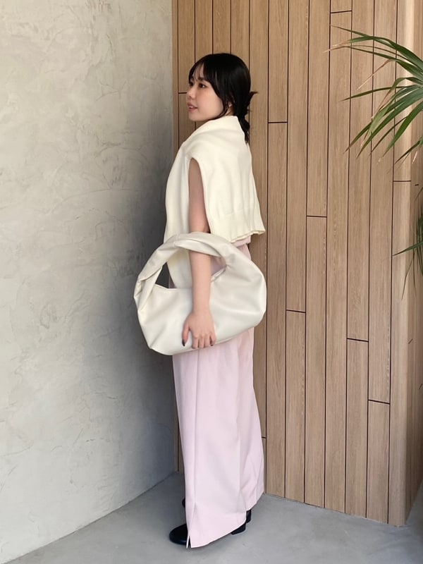 「ボリューム、オールインワン、ニット、高身長コーデ、フォーマル、デートコーデ、大人カジュアル、女子会」｜「Mila Owenのミドルゲージロングスリーブニット【手洗い可能】（ニット/セーター、ホワイト系）」を使った、Mila Owenさん（レディース・163cm）の冬コーディネートの2枚目の写真