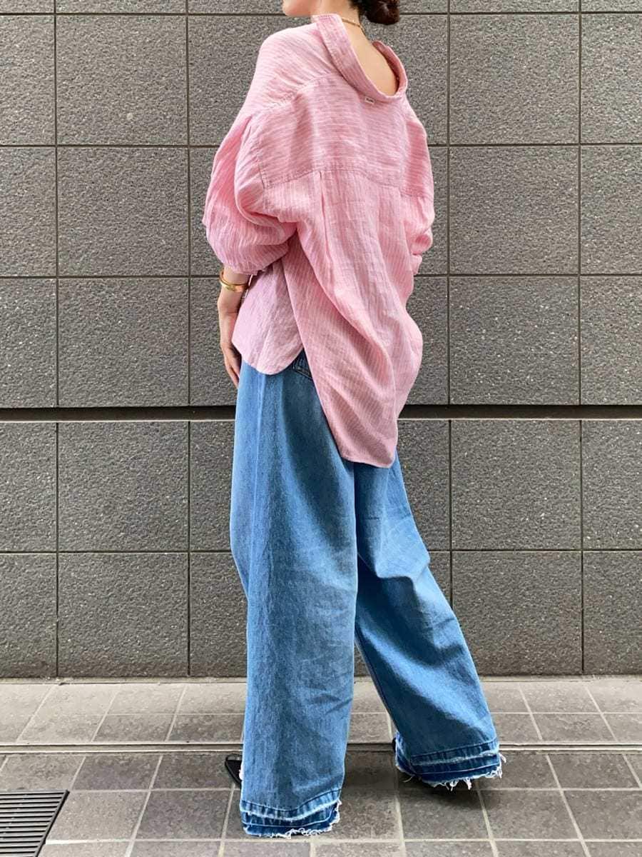 「シャツブラウス、ストレートパンツ、デニムパンツ、ワイドパンツ、デニム、リネン、高身長コーデ、デートコーデ、休日、BBQ、大人カジュアル、女子会、ウォッシャブル、骨格ナチュラル」｜「Mila Owenの【USAGI ONLINE・ZOZO限定カラー】フレンチリネンオーバーサイズシャツ（シャツ/ブラウス、ピンク系）」を使った、Mila Owenさん（レディース・158cm）の春コーディネートの3枚目の写真