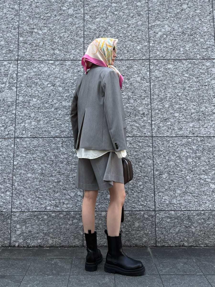 グレー系のテーラードジャケット、グレー系のその他パンツ、グレー系のニット/セーターを着用したレディースの春コーディネートの3枚目の写真