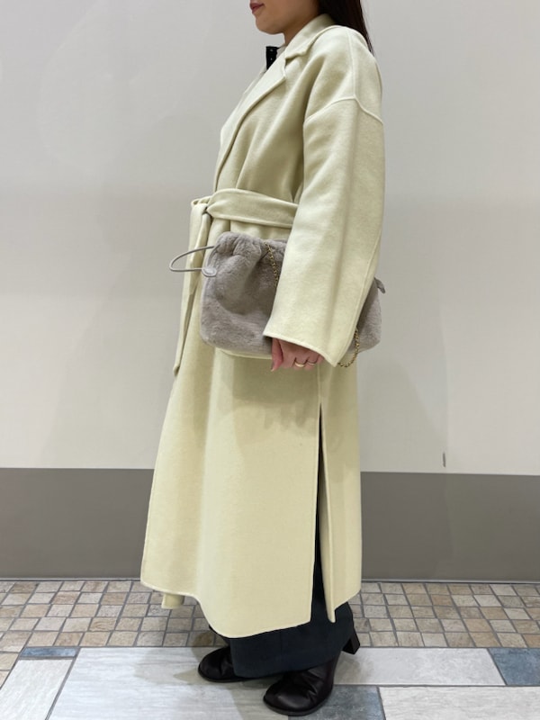 「ガウンコート、ロングコート、ワイドパンツ、ニット、コート、低身長コーデ、休日、大人カジュアル、女子会」｜「Mila Owenのウールロングコート（その他アウター、イエロー系）」を使った、Mila Owenさん（レディース・155cm）の冬コーディネートの2枚目の写真