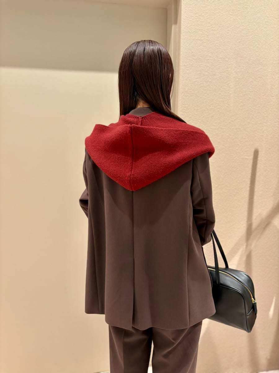 ブラウン系のテーラードジャケット、ブラウン系のその他パンツ、ホワイト系のTシャツ/カットソーを着用したレディースの秋コーディネートの5枚目の写真