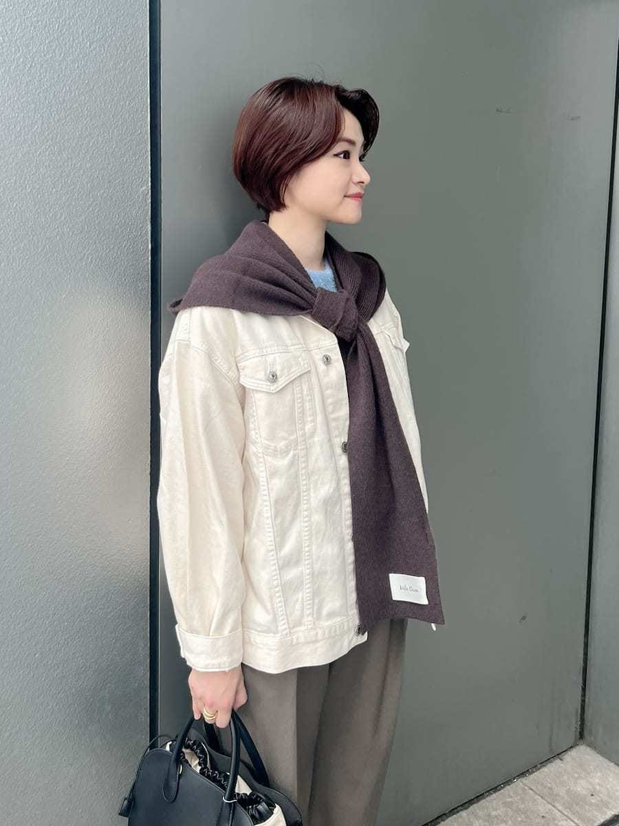 ホワイト系のデニムジャケット、ブルー系のワンピース、ブラウン系のその他パンツを着用したレディースの秋コーディネートの3枚目の写真