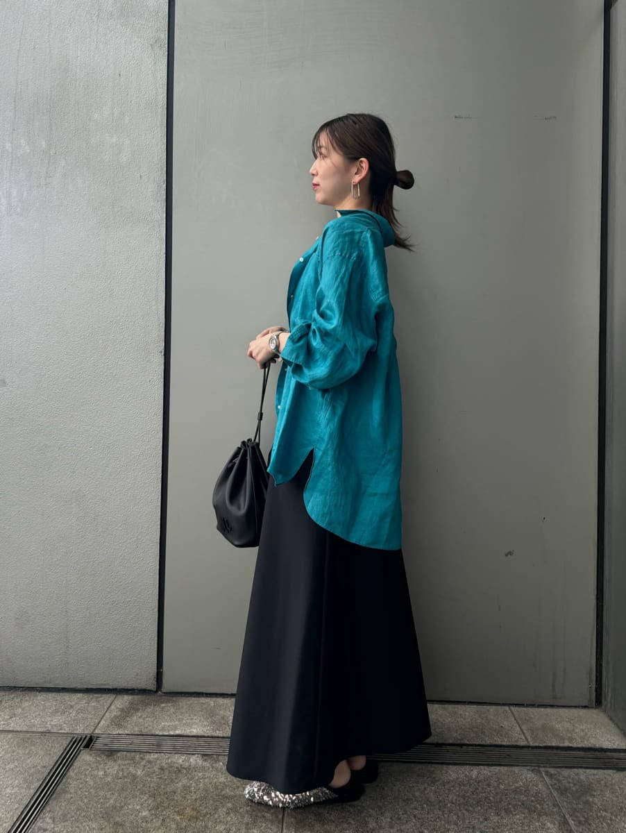 「キャミワンピース、リネン、低身長コーデ、大人カジュアル、ウォッシャブル、骨格ウェーブ」｜「Mila Owenの【USAGI ONLINE・ZOZO限定カラー】フレンチリネンオーバーサイズシャツ（シャツ/ブラウス、ブルー系）」を使った、Mila Owenさん（レディース・153cm）の春コーディネートの3枚目の写真