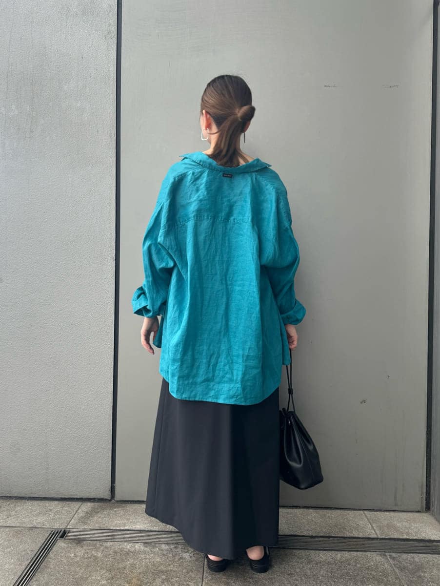 「キャミワンピース、リネン、低身長コーデ、大人カジュアル、ウォッシャブル、骨格ウェーブ」｜「Mila Owenの【USAGI ONLINE・ZOZO限定カラー】フレンチリネンオーバーサイズシャツ（シャツ/ブラウス、ブルー系）」を使った、Mila Owenさん（レディース・153cm）の春コーディネートの4枚目の写真