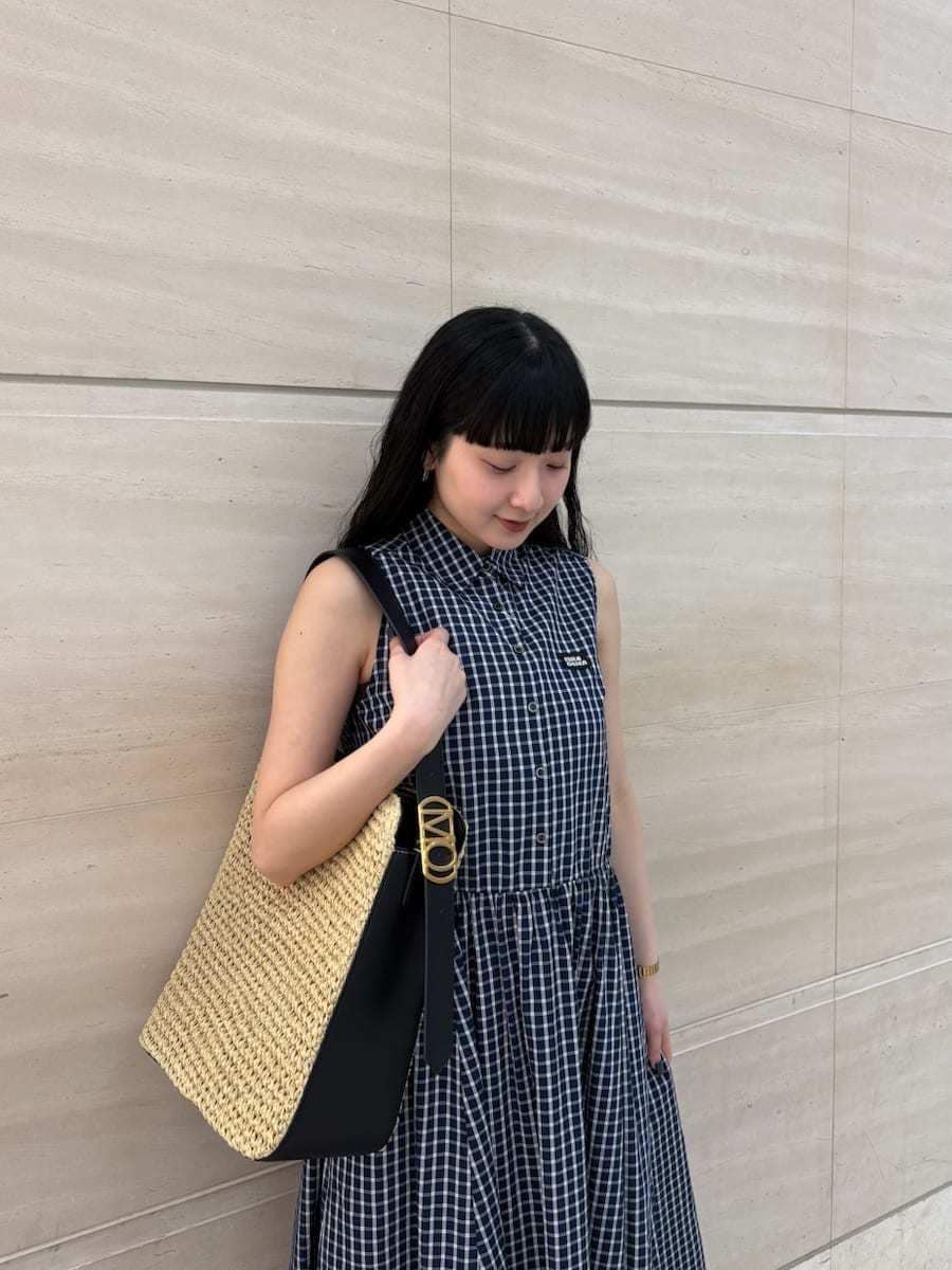 ブルー系のワンピース、その他のショルダーバッグ、ブラウン系のパンプスを着用したレディースの春コーディネートの5枚目の写真