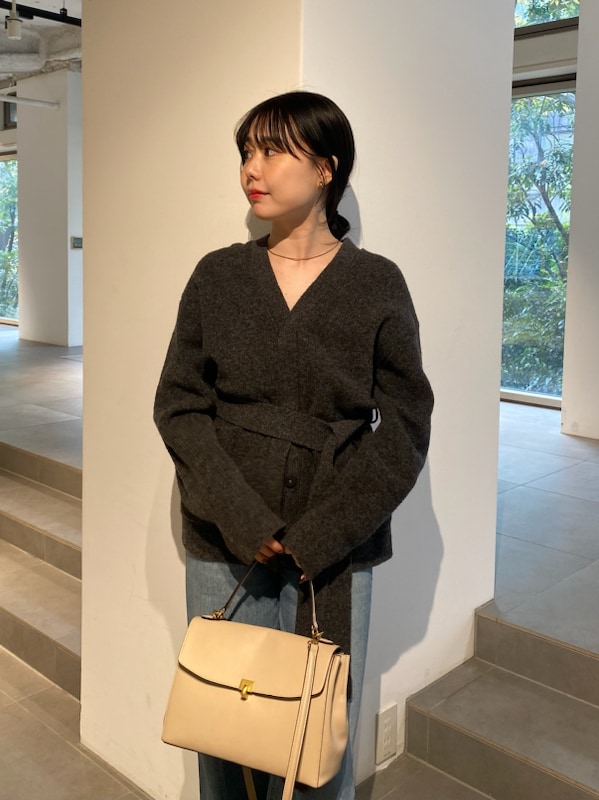 「デニムパンツ、セットアップ、カーディガン、ニット、高身長コーデ、デートコーデ、休日、大人カジュアル、女子会」｜「Mila OwenのニットカーディガンスカートSET（ワンピース、グレー系）」を使った、Mila Owenさん（レディース・163cm）の冬コーディネートの5枚目の写真