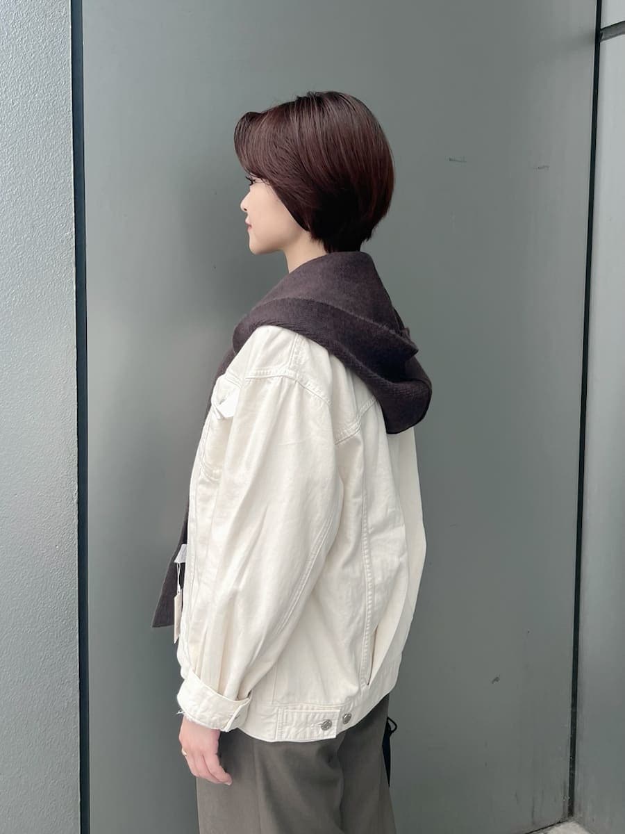 ホワイト系のデニムジャケット、ブルー系のワンピース、ブラウン系のその他パンツを着用したレディースの秋コーディネートの4枚目の写真
