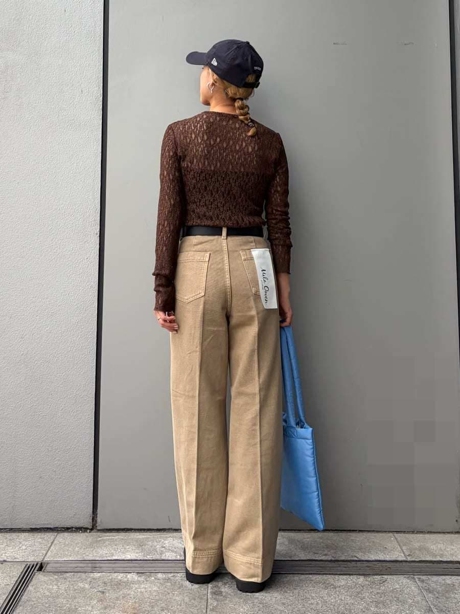 ベージュ系のデニムパンツ、ブラウン系のTシャツ/カットソー、ブルー系のトートバッグを着用したレディースの夏コーディネートの3枚目の写真