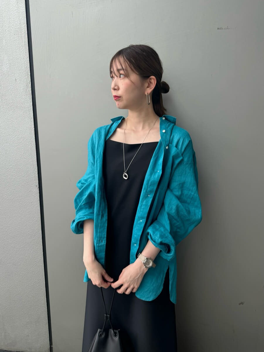 「キャミワンピース、リネン、低身長コーデ、大人カジュアル、ウォッシャブル、骨格ウェーブ」｜「Mila Owenの【USAGI ONLINE・ZOZO限定カラー】フレンチリネンオーバーサイズシャツ（シャツ/ブラウス、ブルー系）」を使った、Mila Owenさん（レディース・153cm）の春コーディネートの5枚目の写真