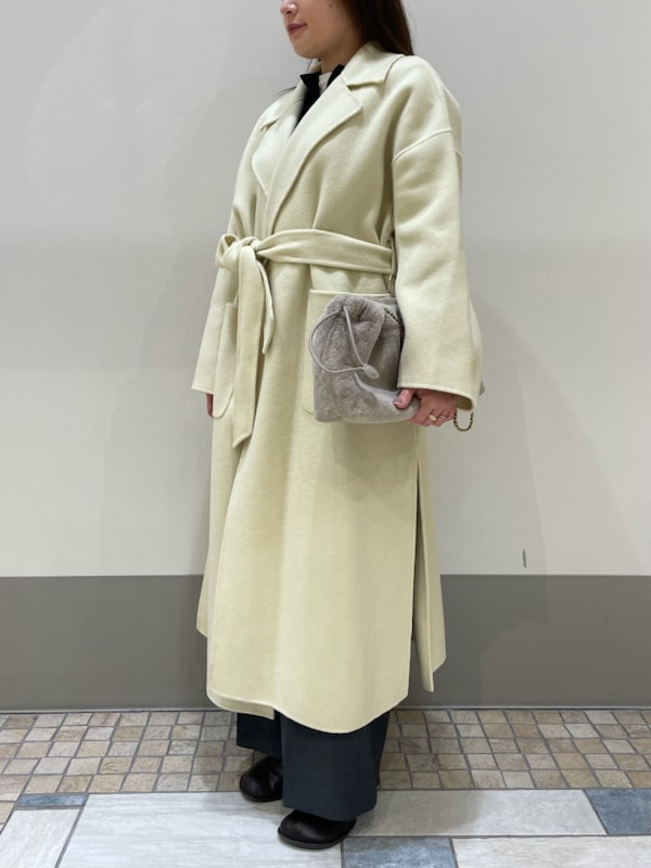 「ガウンコート、ロングコート、ワイドパンツ、ニット、コート、低身長コーデ、休日、大人カジュアル、女子会」｜「Mila Owenのウールロングコート（その他アウター、イエロー系）」を使った、Mila Owenさん（レディース・155cm）の冬コーディネートの3枚目の写真