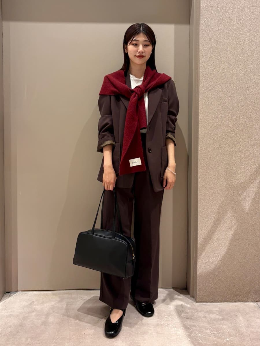 ブラウン系のテーラードジャケット、ブラウン系のその他パンツ、ホワイト系のTシャツ/カットソーを着用したレディースの秋コーディネートの3枚目の写真