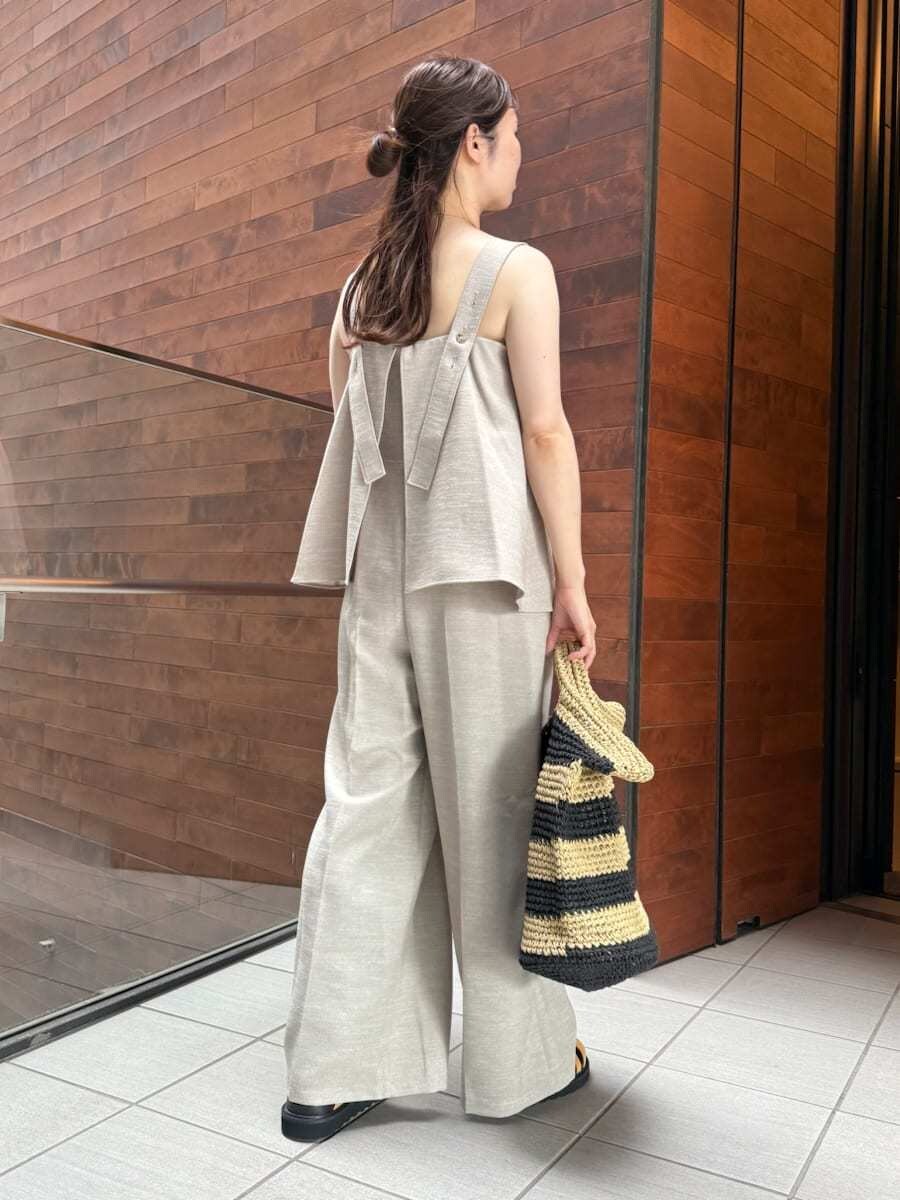 「ワンマイル、低身長コーデ、高身長コーデ、新生活スタート服、オケージョン、フォーマル、デートコーデ、休日、BBQ、レジャー、オフィスコーデ、大人カジュアル、女子会、秋先取りコーデ」｜「Mila OwenのペプラムブラウスSET UP風オールインワン（つなぎ/オールインワン、ベージュ系）」を使った、Mila Owenさん（レディース・160cm）の夏コーディネートの4枚目の写真